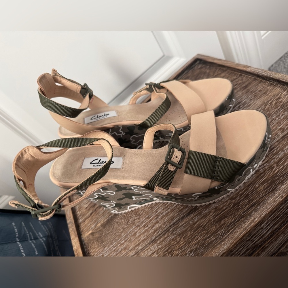 Clarks Womens 7 M Adesha Art Tan Beige Khaki Army Green Camo Wedge Heel Sandal